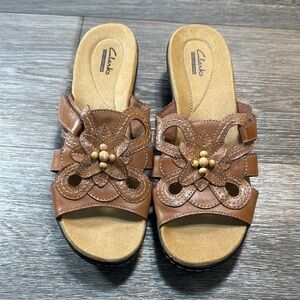 Clarks Women's brown Floral Sandals size 8.5 (b192)